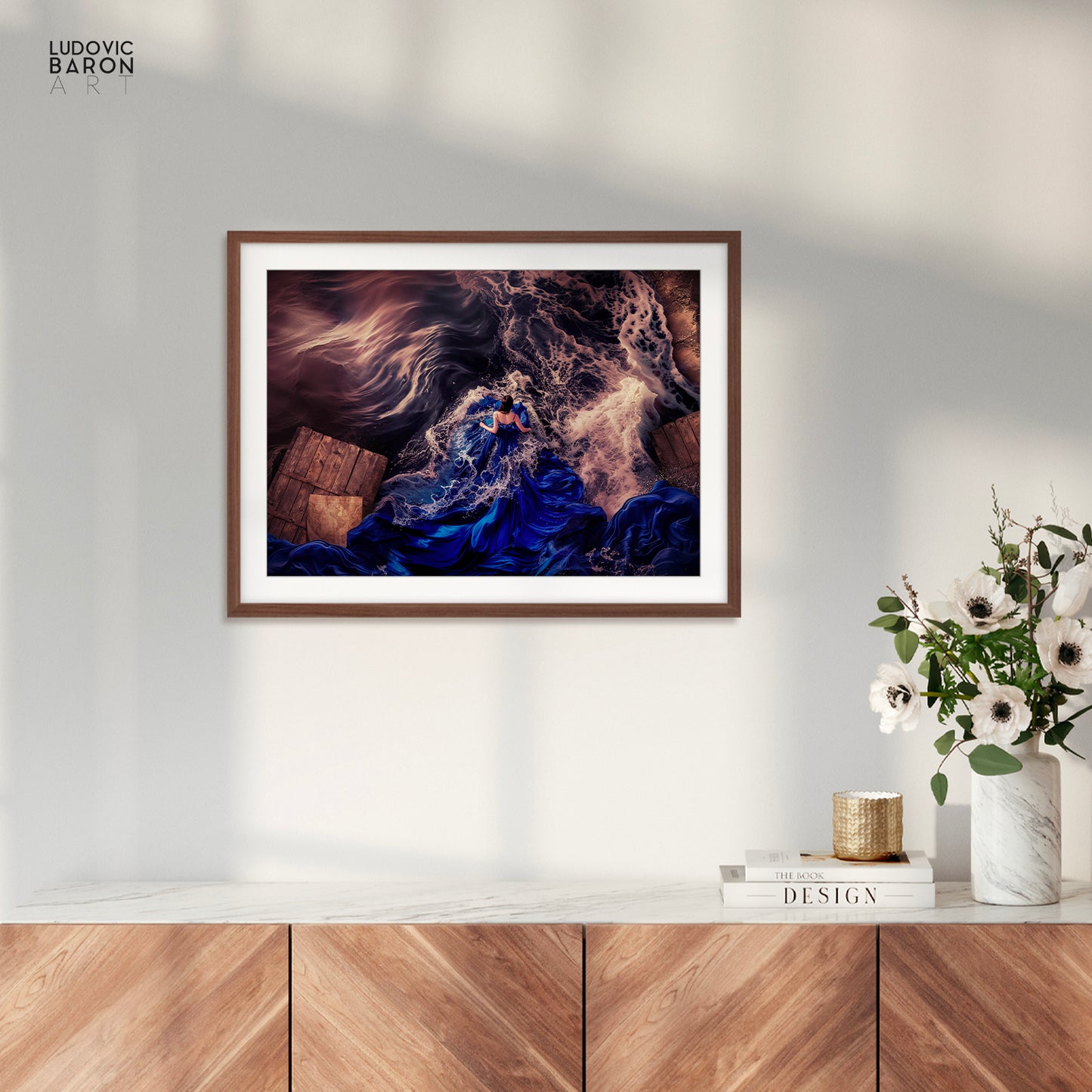 La femme en bleu face à son courage - Affiche fine art