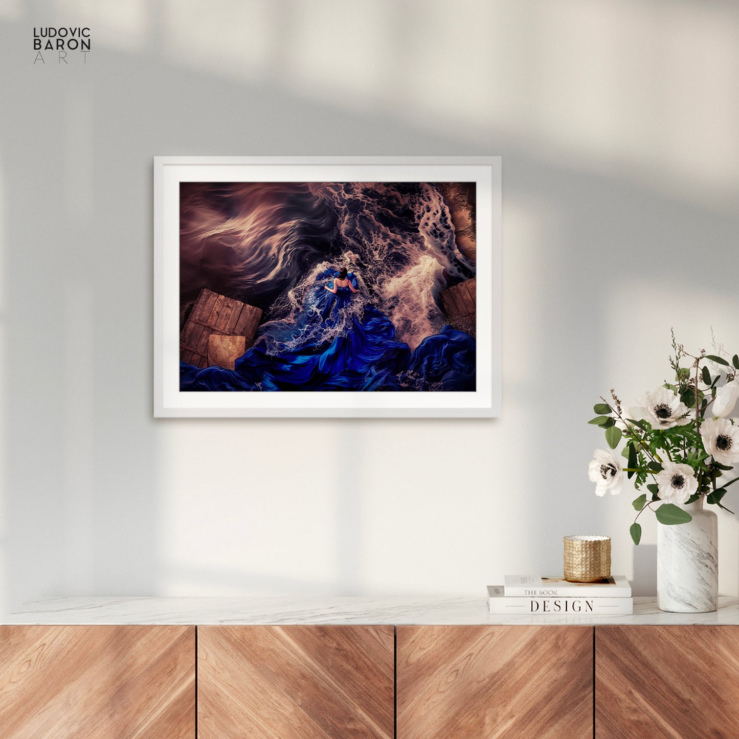 La femme en bleu face à son courage - Affiche fine art