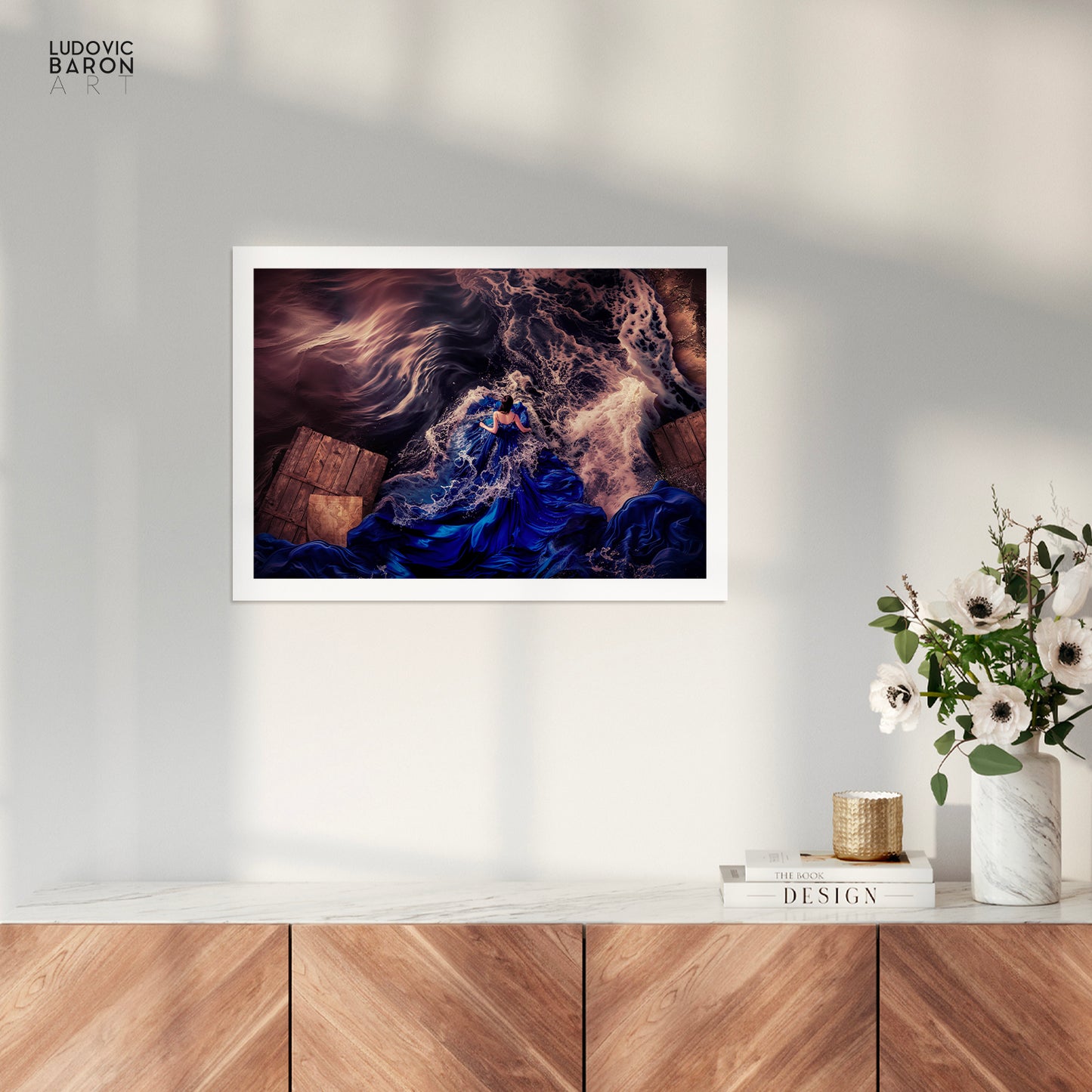 La femme en bleu face à son courage - Affiche fine art
