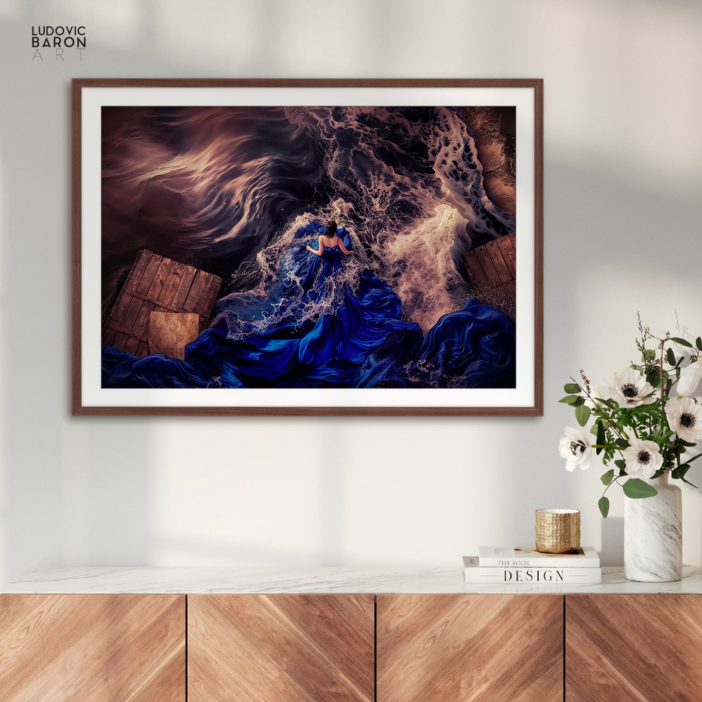 La femme en bleu face à son courage - Affiche fine art