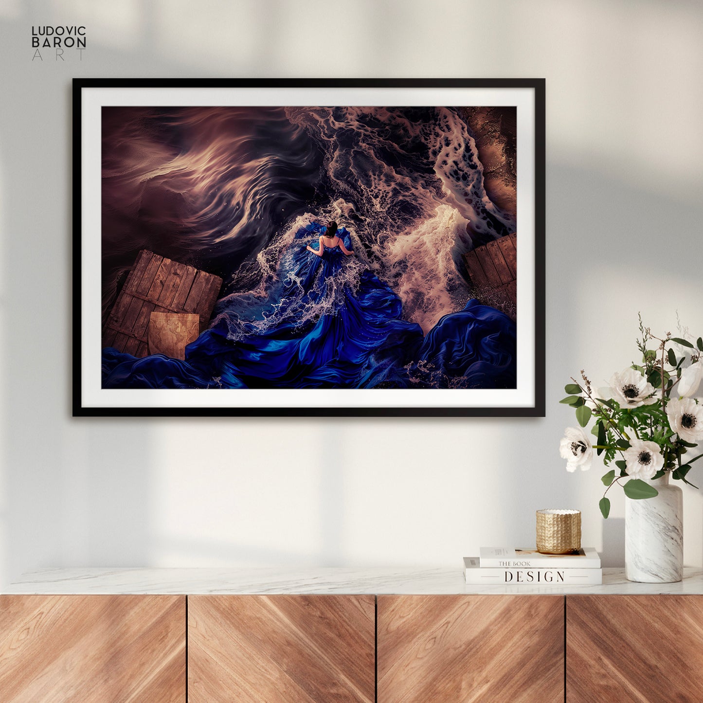 La femme en bleu face à son courage - Affiche fine art