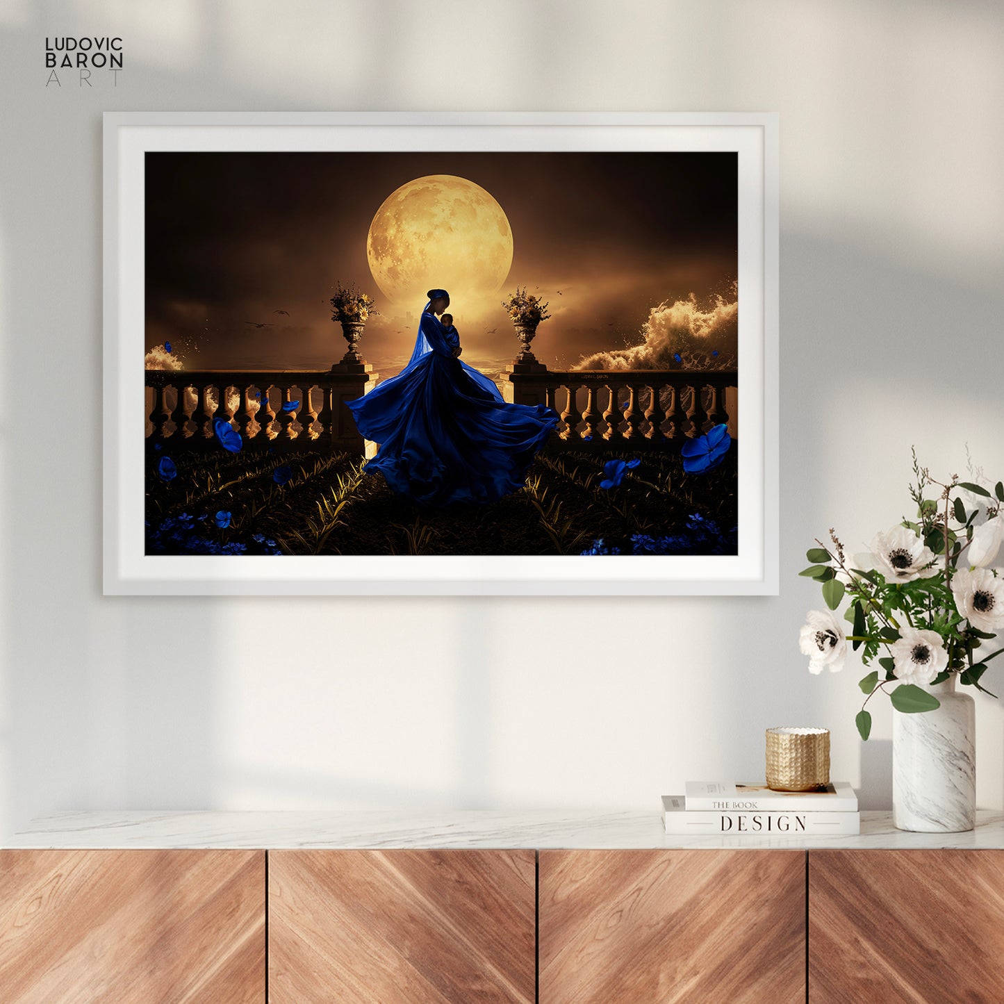 La femme en bleu face aux vagues du changement - Affiche fine art