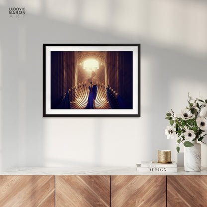 La femme en bleu face à l'escalier du bonheur - Affiche fine art