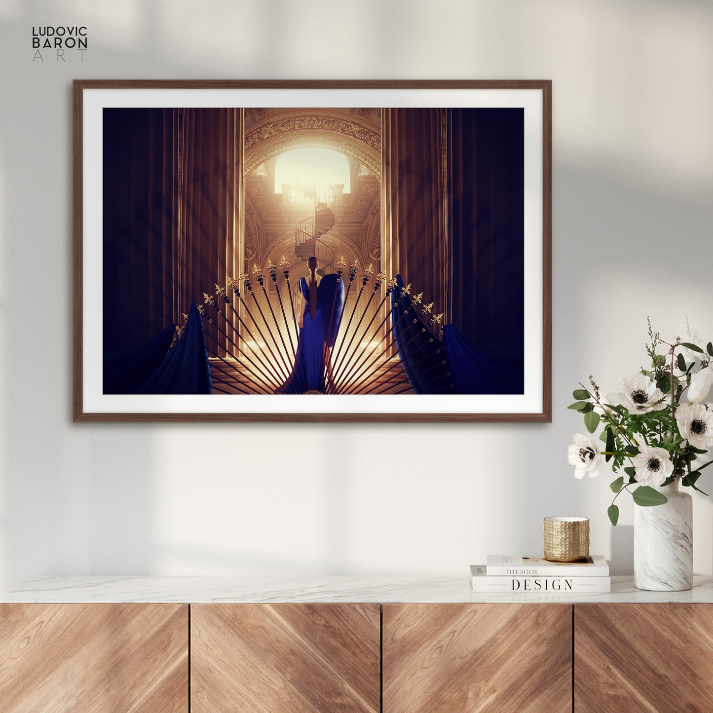 La femme en bleu face à l'escalier du bonheur - Affiche fine art