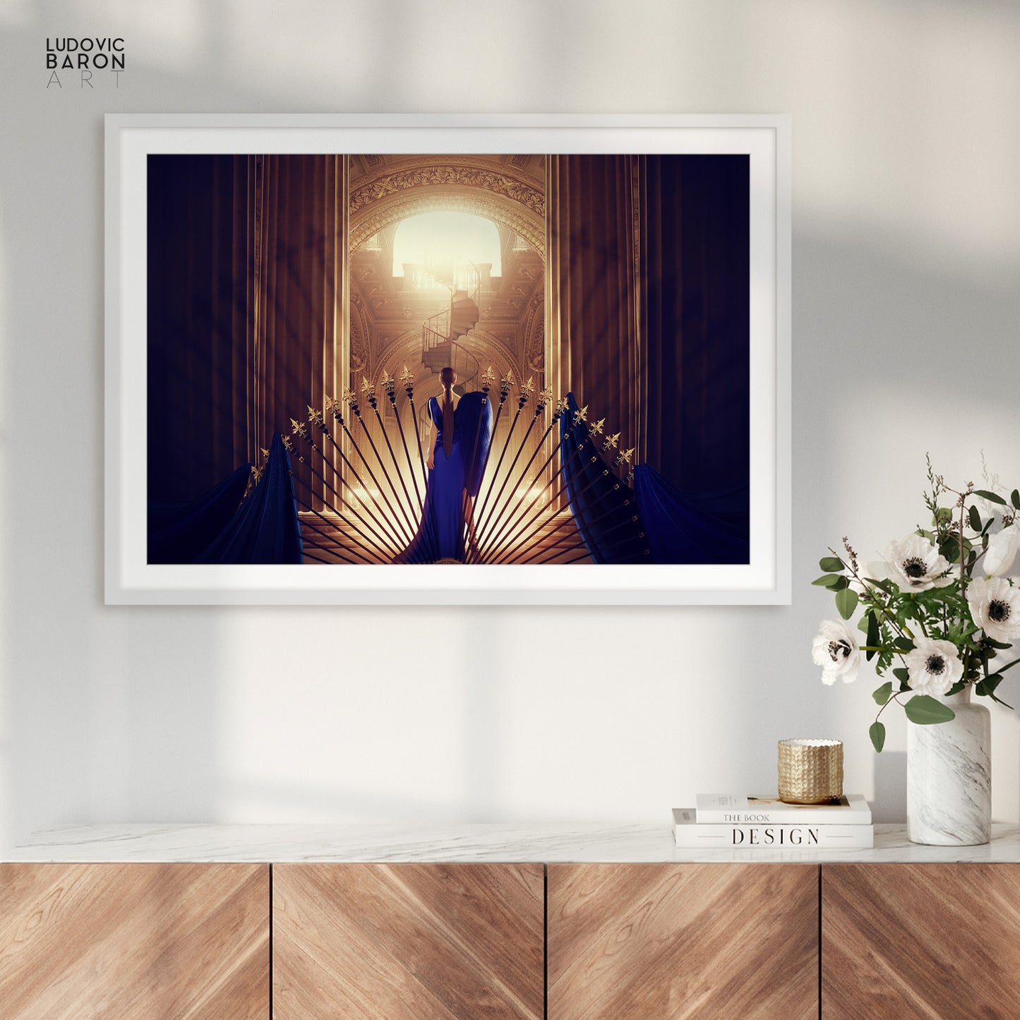 La femme en bleu face à l'escalier du bonheur - Affiche fine art