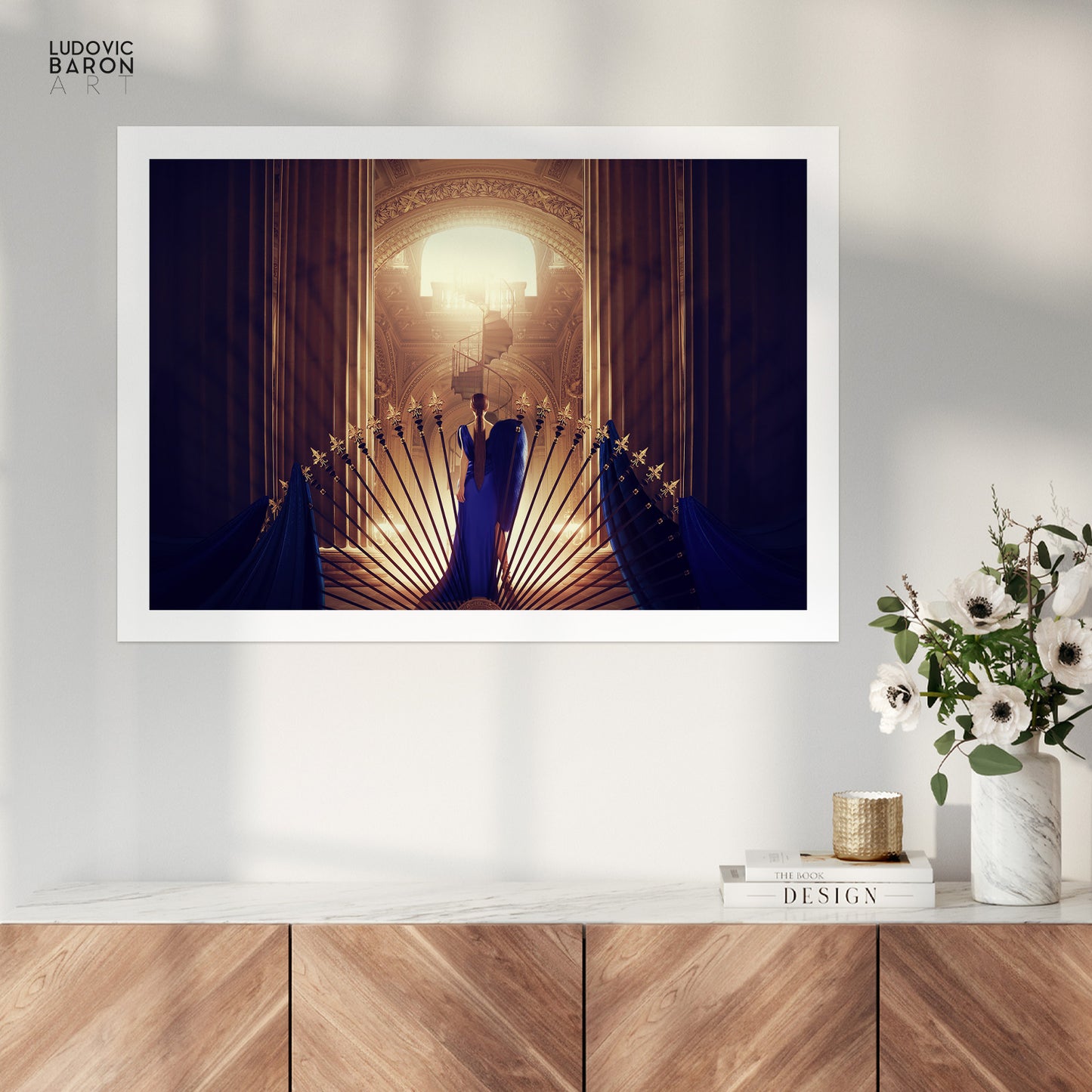 La femme en bleu face à l'escalier du bonheur - Affiche fine art